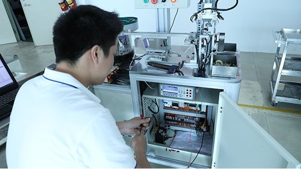 多角度自動(dòng)點(diǎn)膠機(jī)