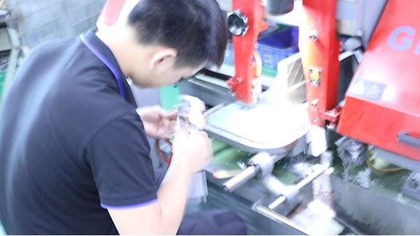 半自動點(diǎn)膠機(jī)價格