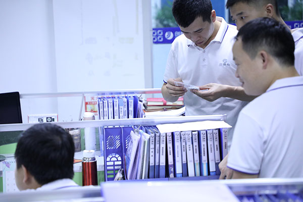 自動(dòng)點(diǎn)膠機(jī)廠家
